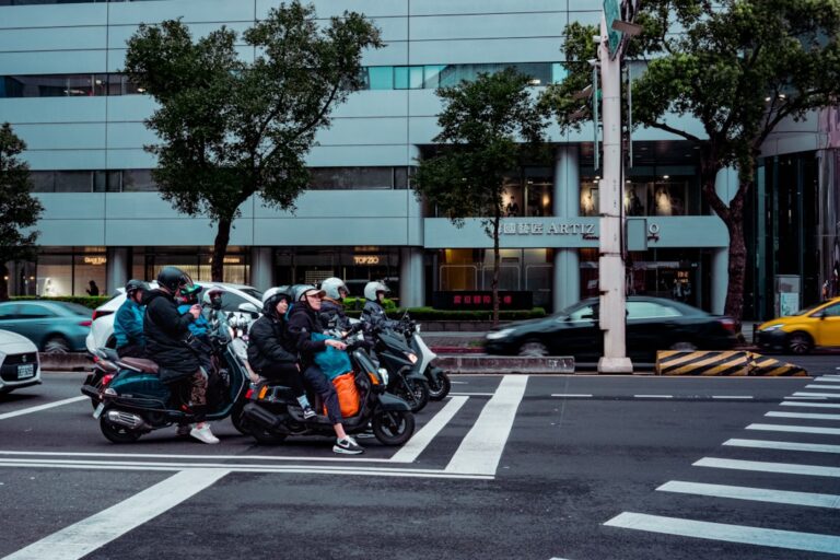 Motociclistas Esperando Em Um Cruzamento De Rua Da Cidade RtEzavDxbpA