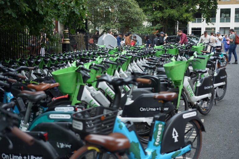 Fileiras De Bicicletas Verdes De Aluguel Alinhadas Ao Ar Livre IhFxwif6kg