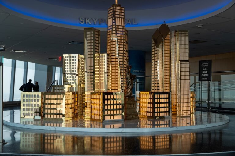 Modelo De Arranha Ceus Refletindo a Luz Em Uma Plataforma Circular YINwn5yqm6k