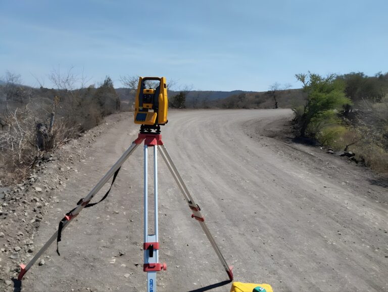 Um Dispositivo Amarelo E Preto Esta Em Um Poste No Meio De Uma Estrada De Terra jzUoATkNvss