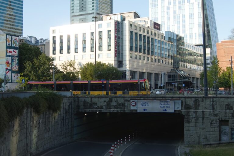 Um Trem Em Uma Ponte DTDOnE1npBk