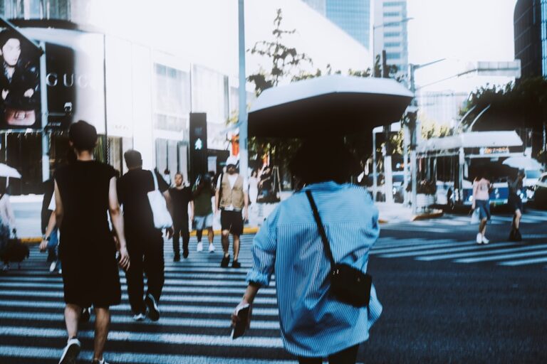 Pessoas Atravessando Uma Rua Movimentada Da Cidade Com Predios nLXoW4THiPg