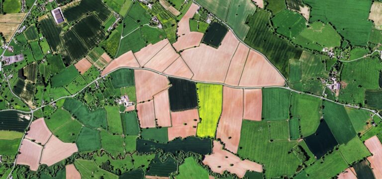 Vista Aerea De Campos Verdes E Pretos inuKuQiLL5M