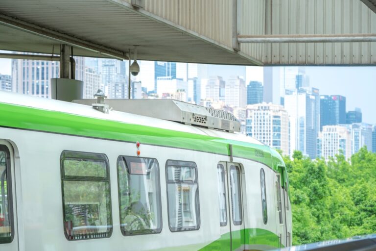 Trem Moderno Na Estacao Com Fundo Da Skyline Da Cidade STkgly7M7ag