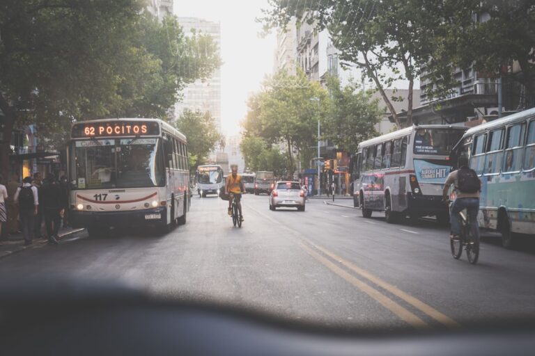Pessoas Andando Na Faixa De Pedestres Durante O Dia N0y0FTutCyg