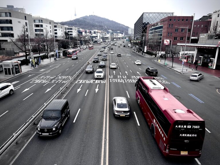 Rua Movimentada Da Cidade Com Carros E Um Onibus Vermelho 2Q07qbqGncI
