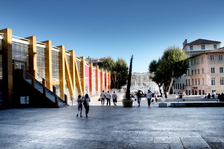 Pessoas Caminhando Em Uma Praca Moderna Com Predios swrZX2qAS3M