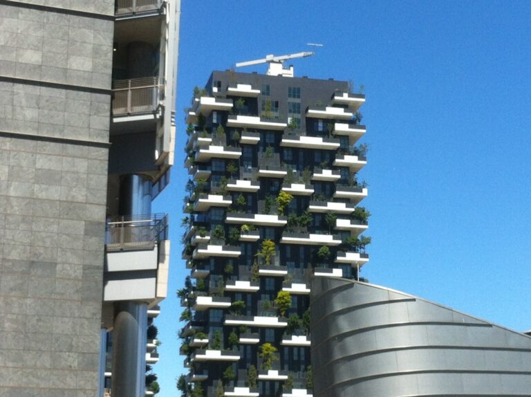 Edificios Modernos Com Varandas E Vegetacao glDkahKeBv4