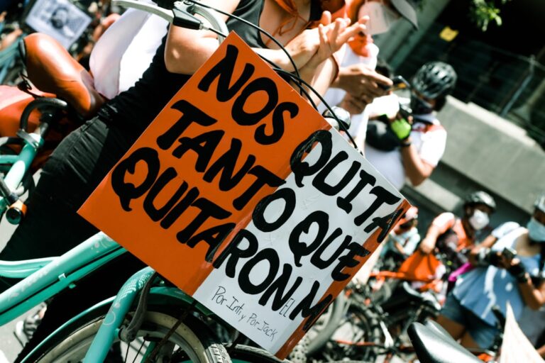 Pessoa Segurando Sinalizacao De Feliz Aniversario 9WL 6V9pBXE