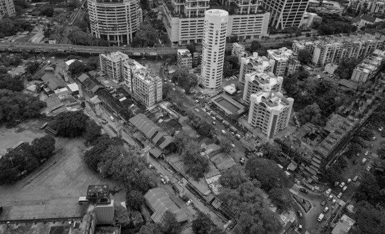 Vista Aerea De Uma Rua Movimentada Da Cidade Com Predios UUxKC5JCtY8