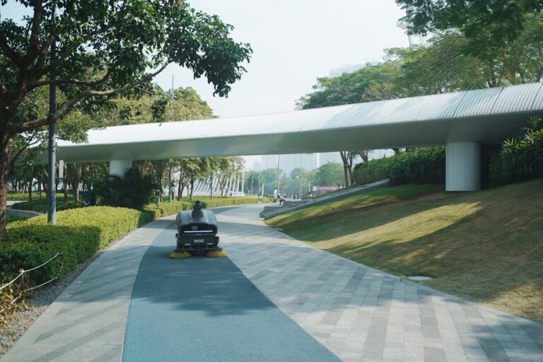 Ponte De Pedestres Moderna Sobre Um Caminho De Parque YzEYSjpnbXQ