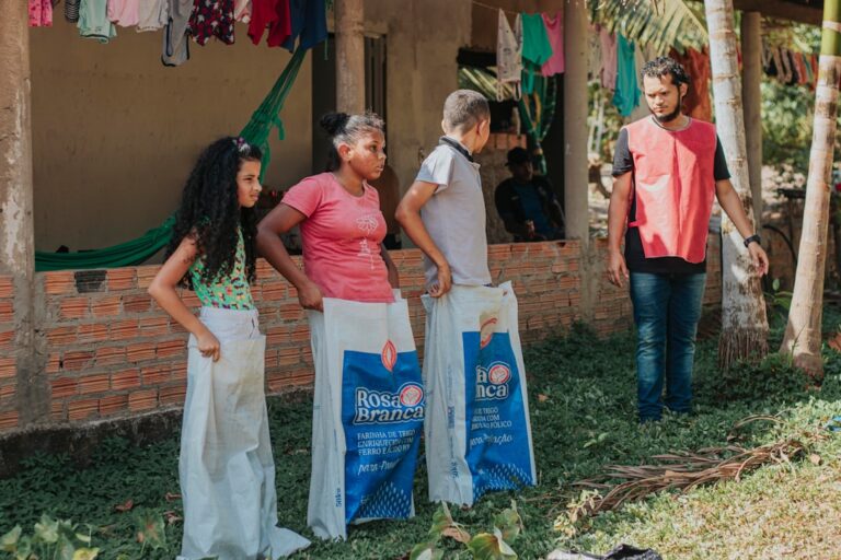Mulher Na Regata Branca Que Segura O Saco Plastico Azul 0ob3sCxMra4