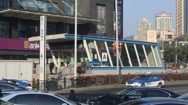 Entrada Moderna De Metro Com Carros Na Rua zZPZL10o9Gc