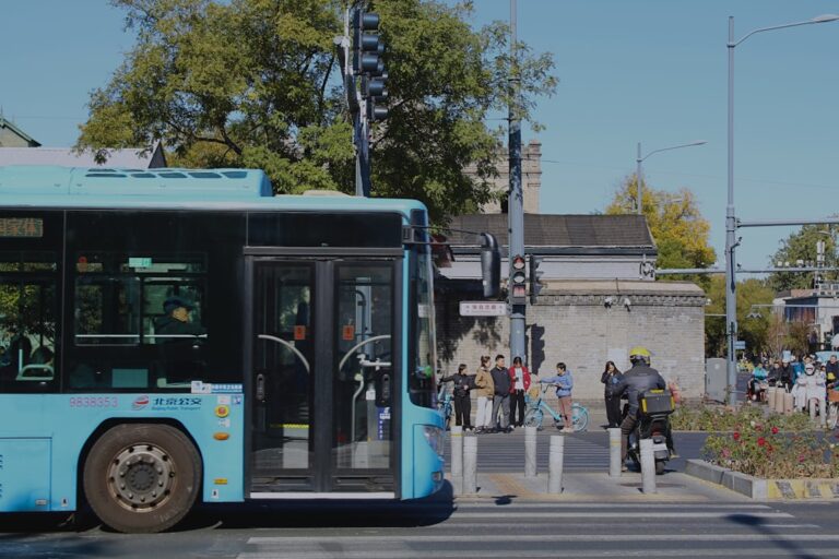 Onibus Azul Em Um Cruzamento Da Cidade Com Pessoas Esperando cAkPMTaliDM