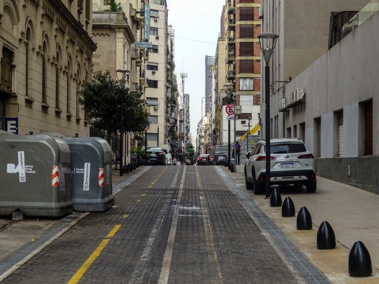 Rua Da Cidade Com Carros E Predios Estacionados EskJ_5DiT0s