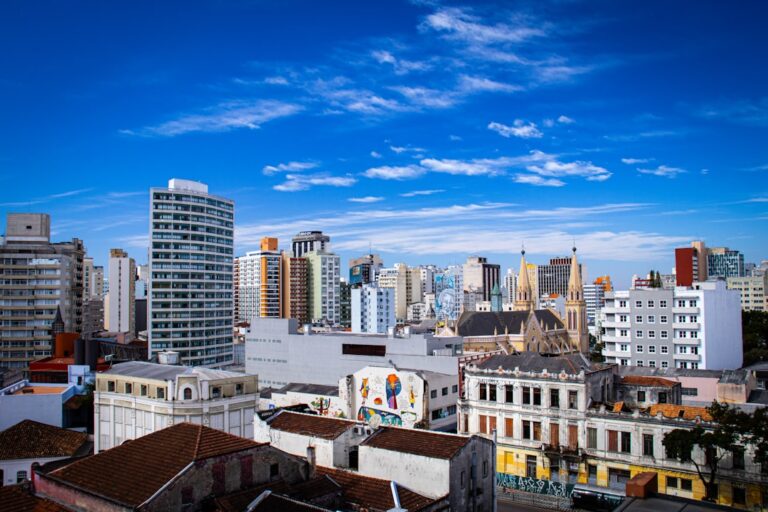 Uma Vista De Uma Cidade Com Edificios Altos X aXSvWcYe4