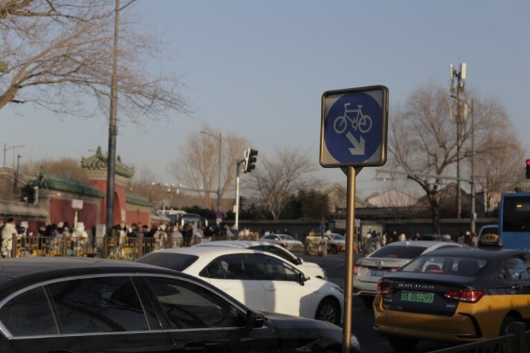 Placa De Ciclovia No Transito Movimentado Da Cidade F6VYwCmwpqc