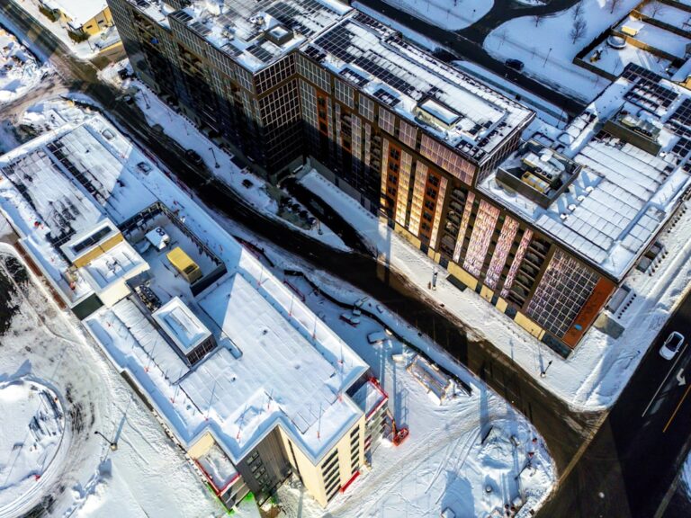 Vista Aerea De Predios E Estradas Cobertos De Neve e5DjFn9RKAk