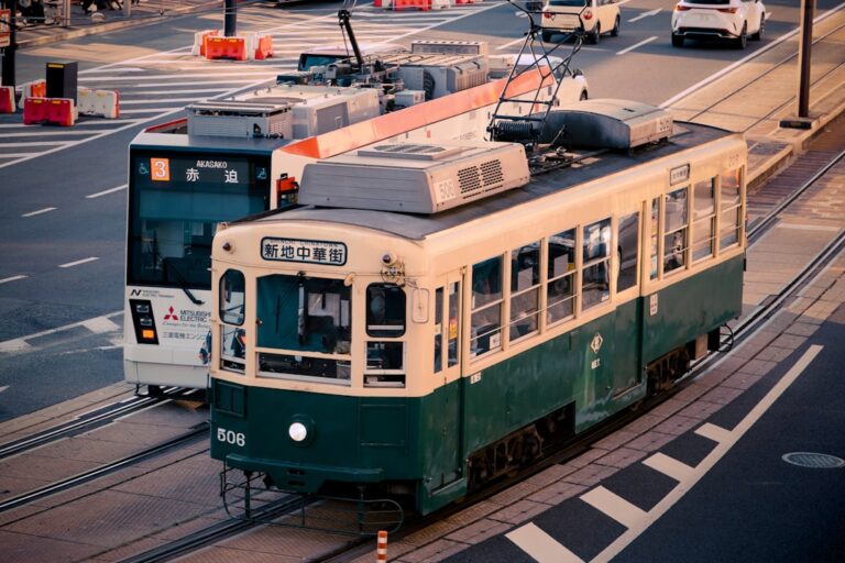 Dois Bondes Nos Trilhos Da Cidade Durante O Dia u16DCK3I7ls