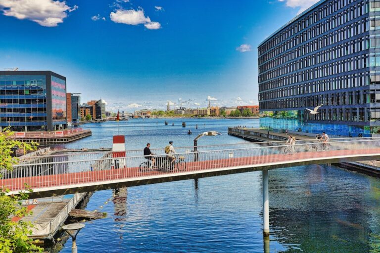 Pessoas Atravessam De Bicicleta Uma Ponte Sobre Um Canal zdSuKomb6VU