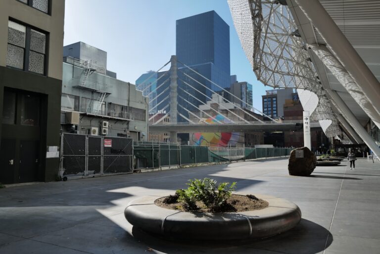 Paisagem Urbana Moderna Com Ponte E Predios F8K0VQ98MXM