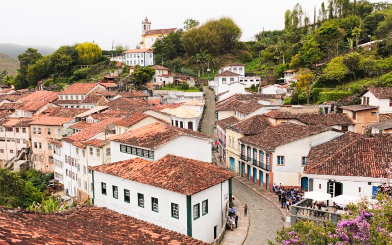 Cidade Colonial Historica Com Telhados Vermelhos E Igreja 1p N1WIxd4Y
