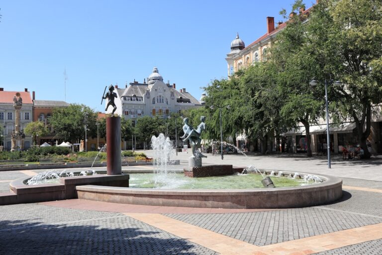 Uma Fonte No Meio De Uma Praca Da Cidade w7LkNdkRi U