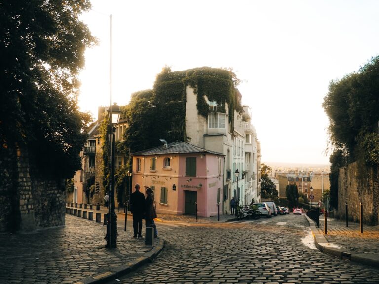 Rua De Paralelepipedos Com Predios E Pessoas Ao Por Do Sol 0KLCWI3QkIk