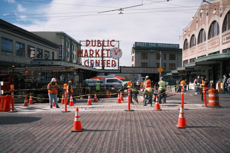 Trabalhadores Com Capacete Em Um Centro De Mercado Publico bsYxB_VFSS0