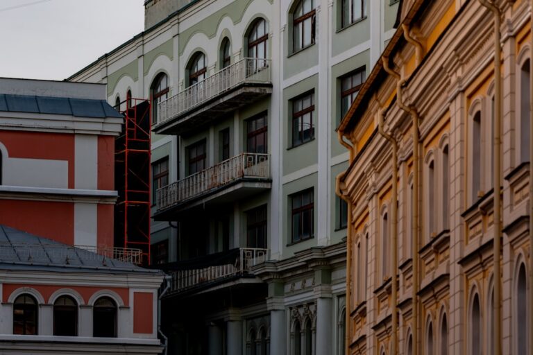 Edificios Ornamentados Com Janelas E Varandas Em Arco 1B9XrvFFgQ0