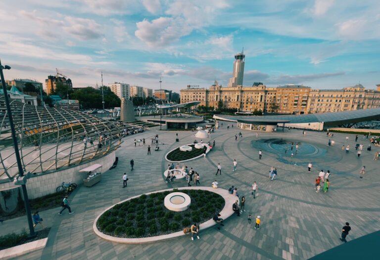 As Pessoas Se Reunem Em Uma Praca Moderna Com Fontes E Vegetacao _74TJsS2xps