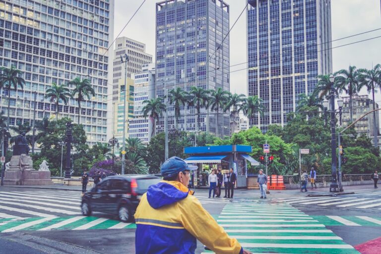 Homem Vestindo Capa De Chuva Amarela E Azul Perto Da Rua Durante O Dia 5Ke19sO7nn0