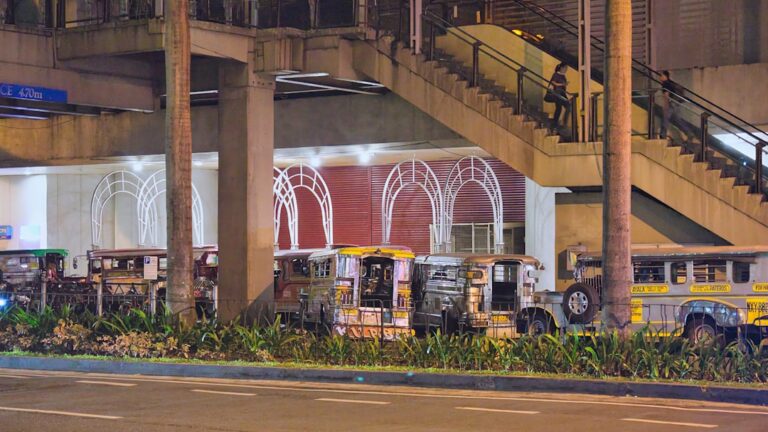 Jeepneys Estacionados Perto De Uma Passarela Elevada a Noite ioUkceMe4sY