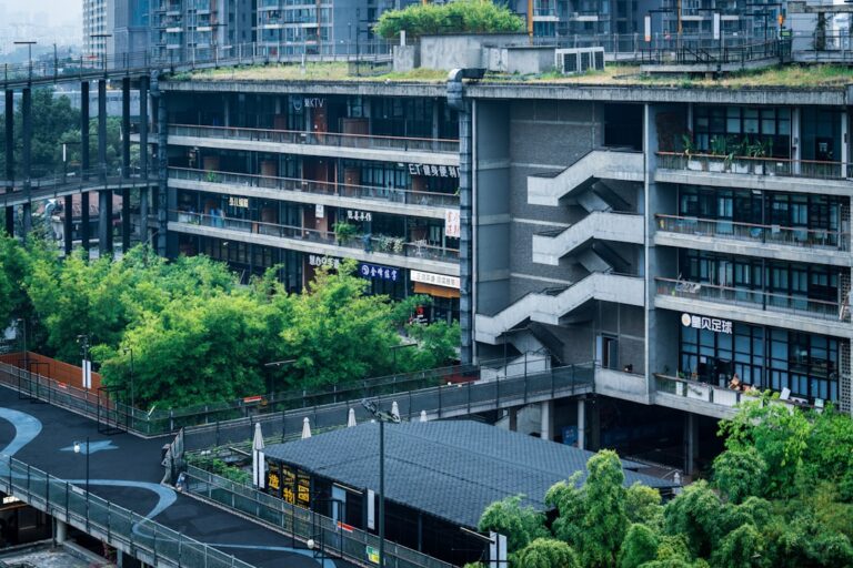 Edificio Moderno Com Telhado Verde E Plantas De Bambu U9L2lNkdBGc