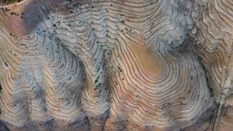 Vista Aerea De Formacoes Rochosas Geologicas Com Padroes Estratificados jMmuZixoBEE