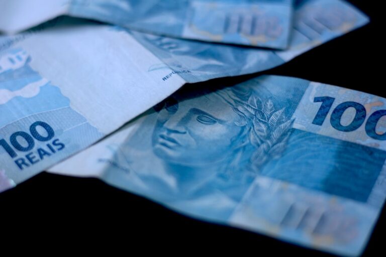 Uma Pilha De Dez Mil Dolares Sentados Uns Sobre Os Outros MFKO_qsfFJ8