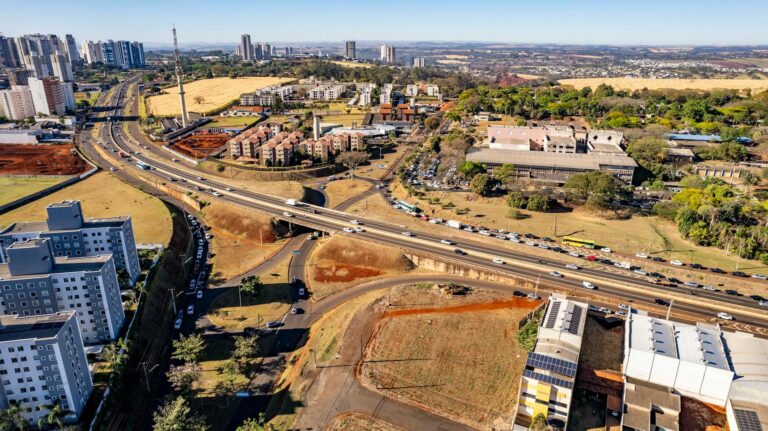 Aerial view of Londrina, Paraná, showcasing roads, buildings, and greenery.