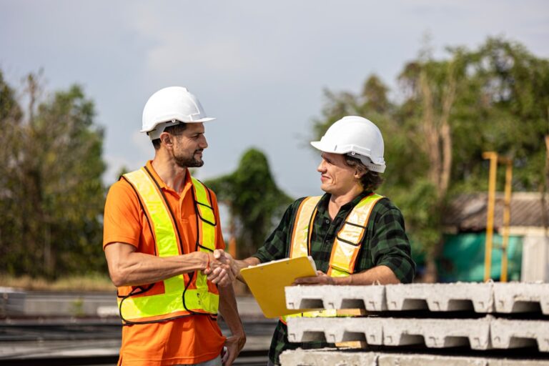 Trabalhadores Da Construcao Civil Apertam As Maos Apos Um Acordo 1sv3PJYtn88