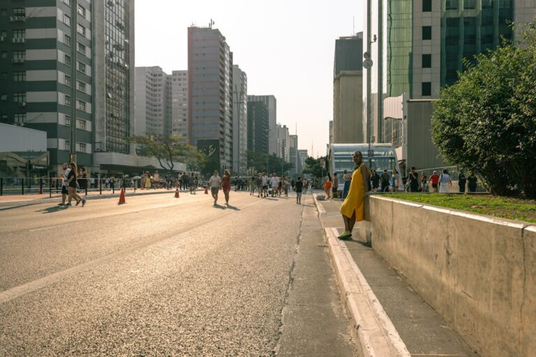 Uma Mulher Em Um Vestido Amarelo Andando Por Uma Rua OAFR 3S1u1o