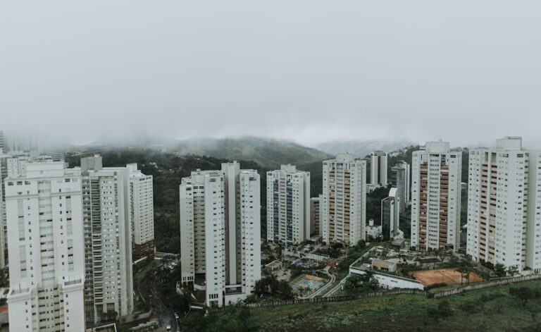 Edificios Da Cidade Sob O Ceu Branco Durante O Dia NRBf442WP58