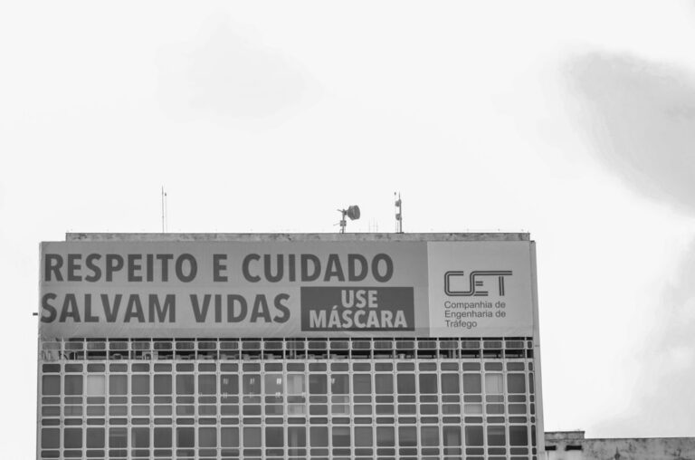 Um Edificio Alto Com Um Sinal Ao Lado Dele WiEtliUklg8