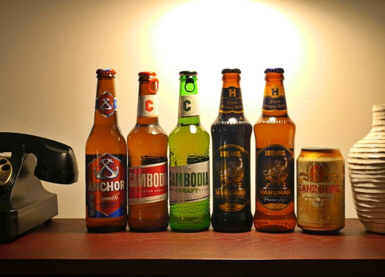 Um Numero De Diferentes Tipos De Cerveja Em Uma Mesa LcWAgWZA_Nc