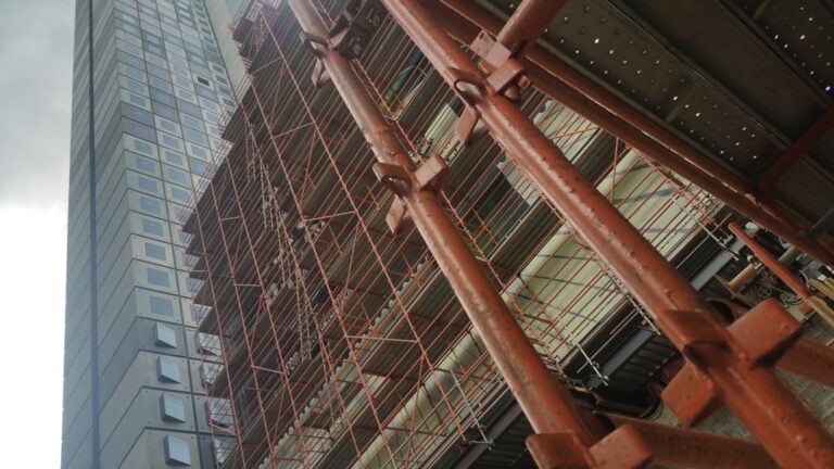 Andaimes Cercam Um Edificio Moderno Em Construcao ES3W7HhHoMw